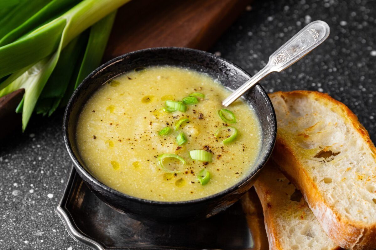Ciorba de praz, un preparat tradițional simplu și gustos, ideal în post Ciorba de praz, o alegere culinară rapidă și hrănitoare, revine în atenția bucătarilor amatori și a celor care doresc să consume preparate ușoare