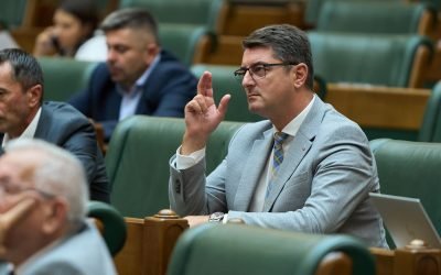 Senatori AUR, respinși de Senat în demersul de a obține decontarea cheltuielilor pentru un eveniment din SUA Trei senatori AUR au încercat să obțină decontarea din bani publici a cheltuielilor de transport, cazare și diurnă pentru participarea la evenimentul „Alianța Națiunilor Suverane” din Statele Unite, care se desfășoară în perioada 4-6 martie