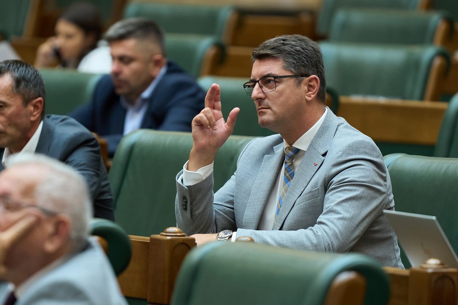 Senatori AUR, respinși de Senat în demersul de a obține decontarea cheltuielilor pentru un eveniment din SUA Trei senatori AUR au încercat să obțină decontarea din bani publici a cheltuielilor de transport, cazare și diurnă pentru participarea la evenimentul „Alianța Națiunilor Suverane” din Statele Unite, care se desfășoară în perioada 4-6 martie