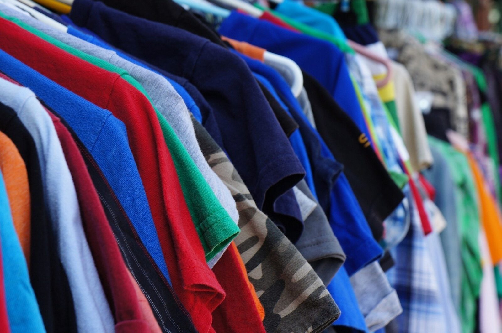 Noi reguli pentru importul de produse second-hand Diana Buzoianu, ministrul Mediului din partea USR, a anunțat un proiect de ordonanță de urgență care prevede reguli mai stricte pentru importul de produse second-hand în România