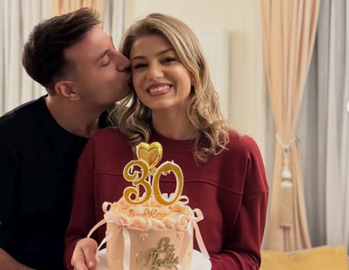 Codruța Filip și Valentin Sanfira divorțează după trei ani de căsnicie Codruța Filip și Valentin Sanfira au decis să divorțeze, punând punct unei căsnicii care a durat aproape patru ani