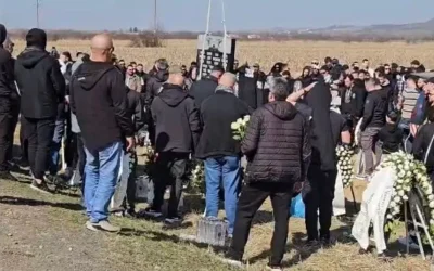 Comemorare emoționantă la locul tragediei din Timiș Sâmbătă, la locul cumplitului accident din apropierea Lugojului, unde șapte suporteri greci și-au pierdut viața în ianuarie, a avut loc o comemorare emoționantă