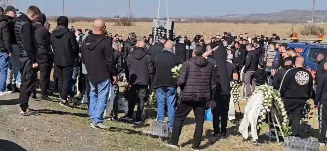 Comemorare emoționantă la locul tragediei din Timiș Sâmbătă, la locul cumplitului accident din apropierea Lugojului, unde șapte suporteri greci și-au pierdut viața în ianuarie, a avut loc o comemorare emoționantă