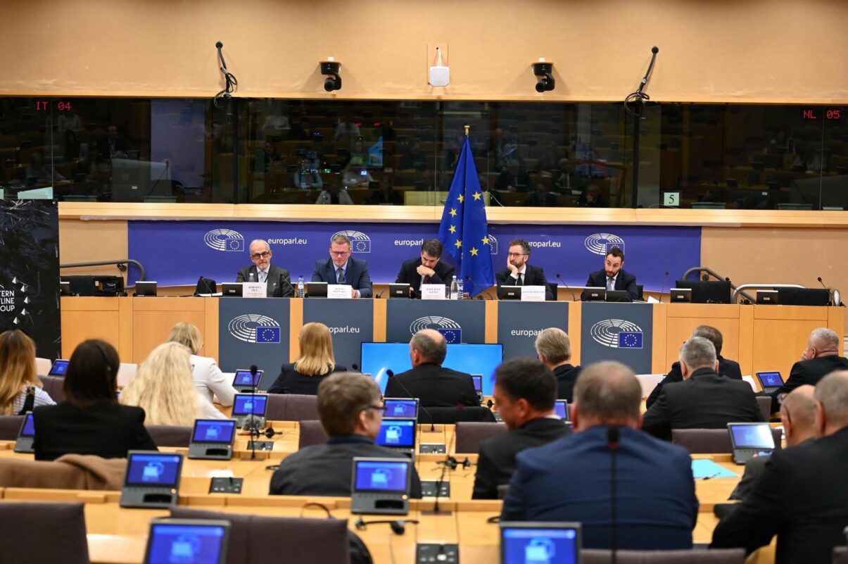 UE vrea să investească masiv în regiunile de frontieră, inclusiv în România Uniunea Europeană intenționează să injecteze fonduri considerabile în regiunile limitrofe cu Rusia, Ucraina și Belarus, cu scopul de a consolida securitatea și de a stimula dezvoltarea economică