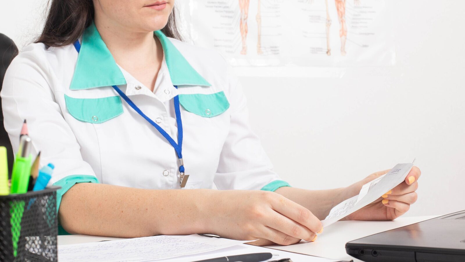 Senatul a modificat ordonanța privind concediile medicale, exceptând anumite categorii de la neplata primei zile Senatorii au adoptat, cu o majoritate covârșitoare, un amendament la Ordonanța de Urgență 91/2025, prin care se modifică prevederea inițială referitoare la plata concediilor medicale