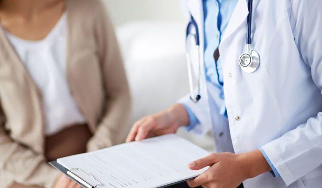 Scrisoare medicală de la privat: De ce nu garantează compensarea medicamentelor Mulți pacienți se confruntă cu o dilemă: primesc o scrisoare medicală de la un medic specialist din sistemul privat, dar când ajung la medicul de familie, află că medicamentele prescrise nu pot fi compensate