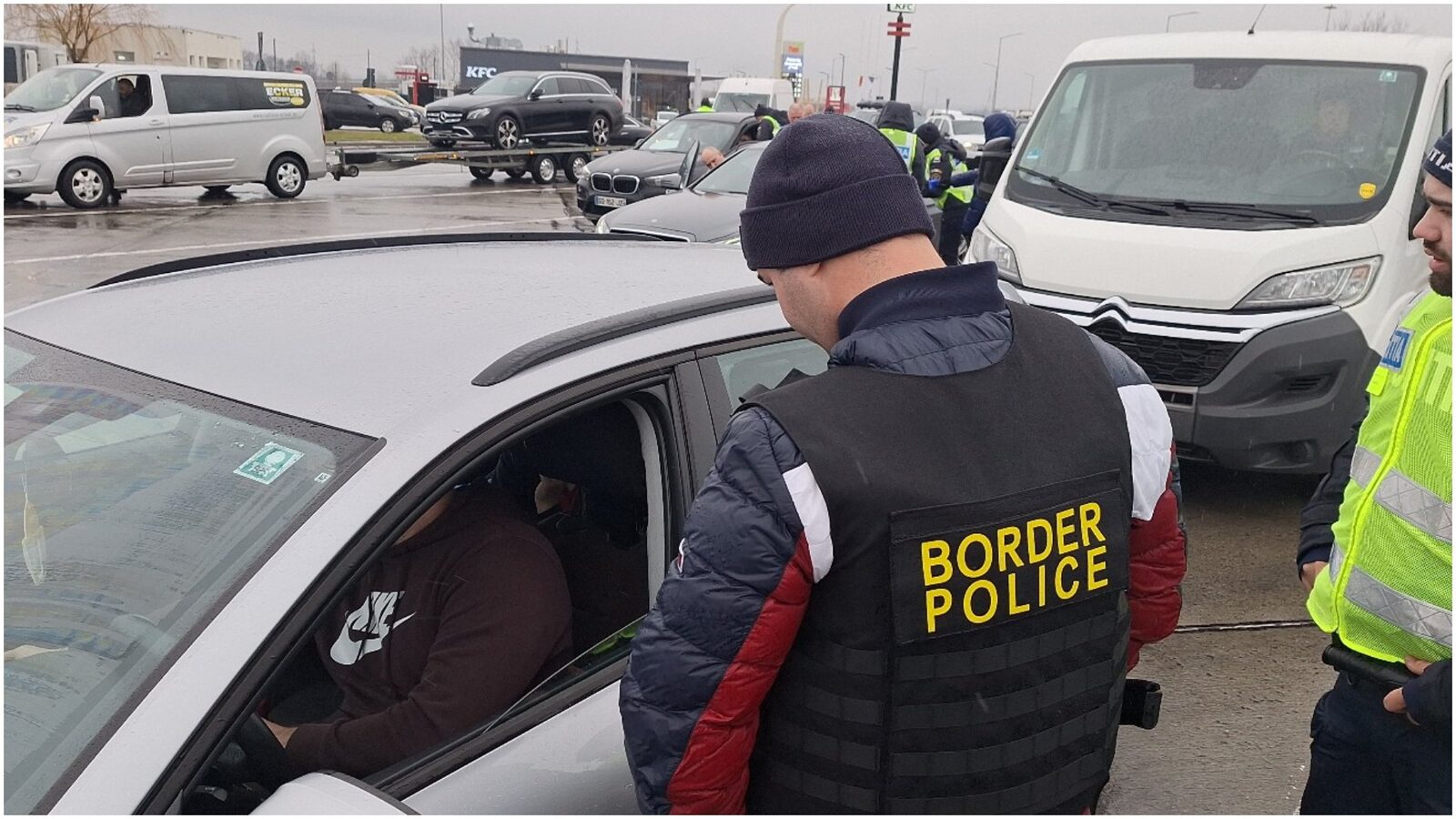 Autocar cu elevi din Maramureș, oprit la granița dintre Austria și Ungaria din cauza neregulilor Un autocar care transporta elevi români implicați într-un proiect european „Erasmus+” a fost oprit la punctul de trecere a frontierei Nickelsdorf, între Austria și Ungaria, din cauza unor nereguli constatate de autorități