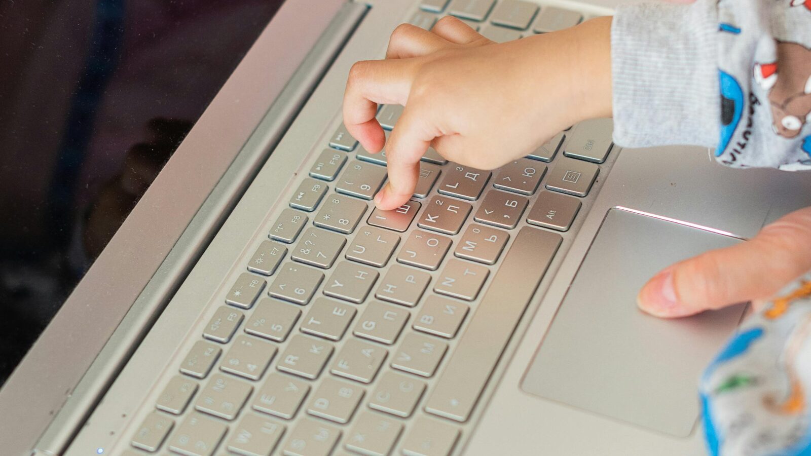 Proton lansează un program care le permite părinților să rezerve adrese de e-mail pentru copii Compania de servicii de e-mail criptat Proton a lansat un program intitulat „Born Private”, care le oferă părinților posibilitatea de a rezerva adrese de e-mail pentru copiii lor, chiar înainte ca aceștia să înceapă să le folosească