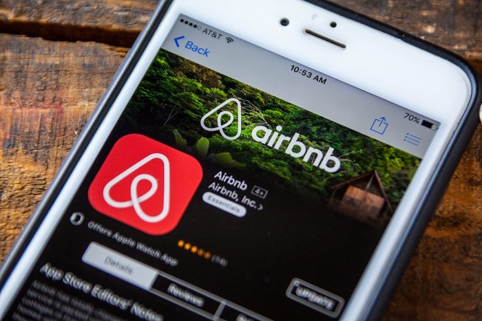 Airbnb lansează un serviciu de transport privat integrat direct în aplicație, în parteneriat cu Welcome Pickups, pentru a facilita transferurile turiștilor