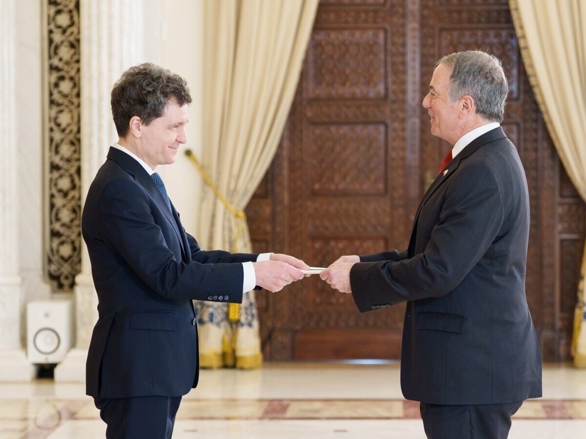 Noul ambasador american la București, acreditat oficial la Cotroceni Darryl Nirenberg și-a prezentat marți scrisorile de acreditare președintelui României, Nicușor Dan, marcând astfel începerea oficială a mandatului său ca ambasador al Statelor Unite în România