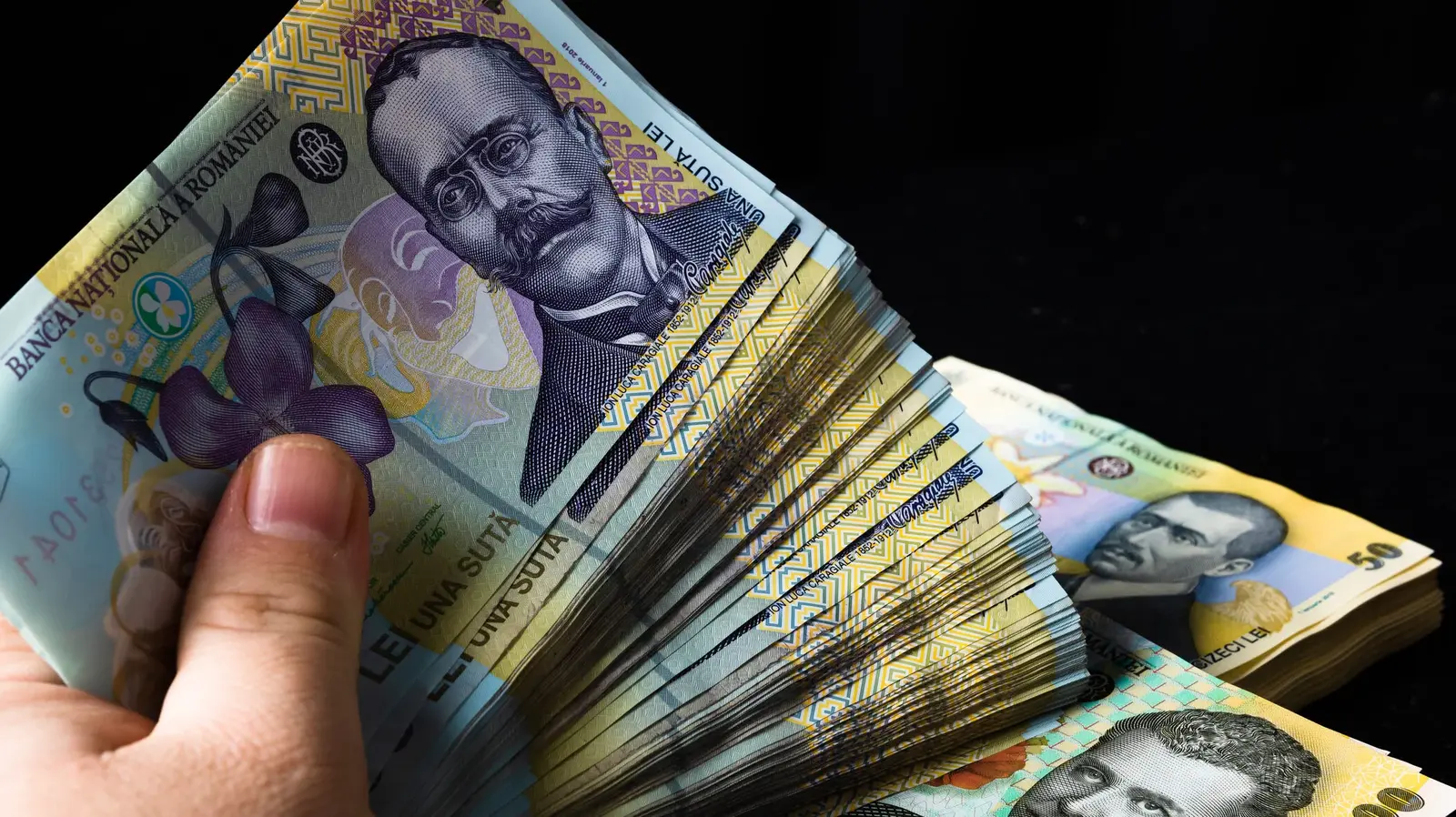 Retragerile mari de numerar de la bănci: ce trebuie să știe clienții Banii aflați într-un cont bancar aparțin titularului, care are dreptul să îi utilizeze sau să îi retragă