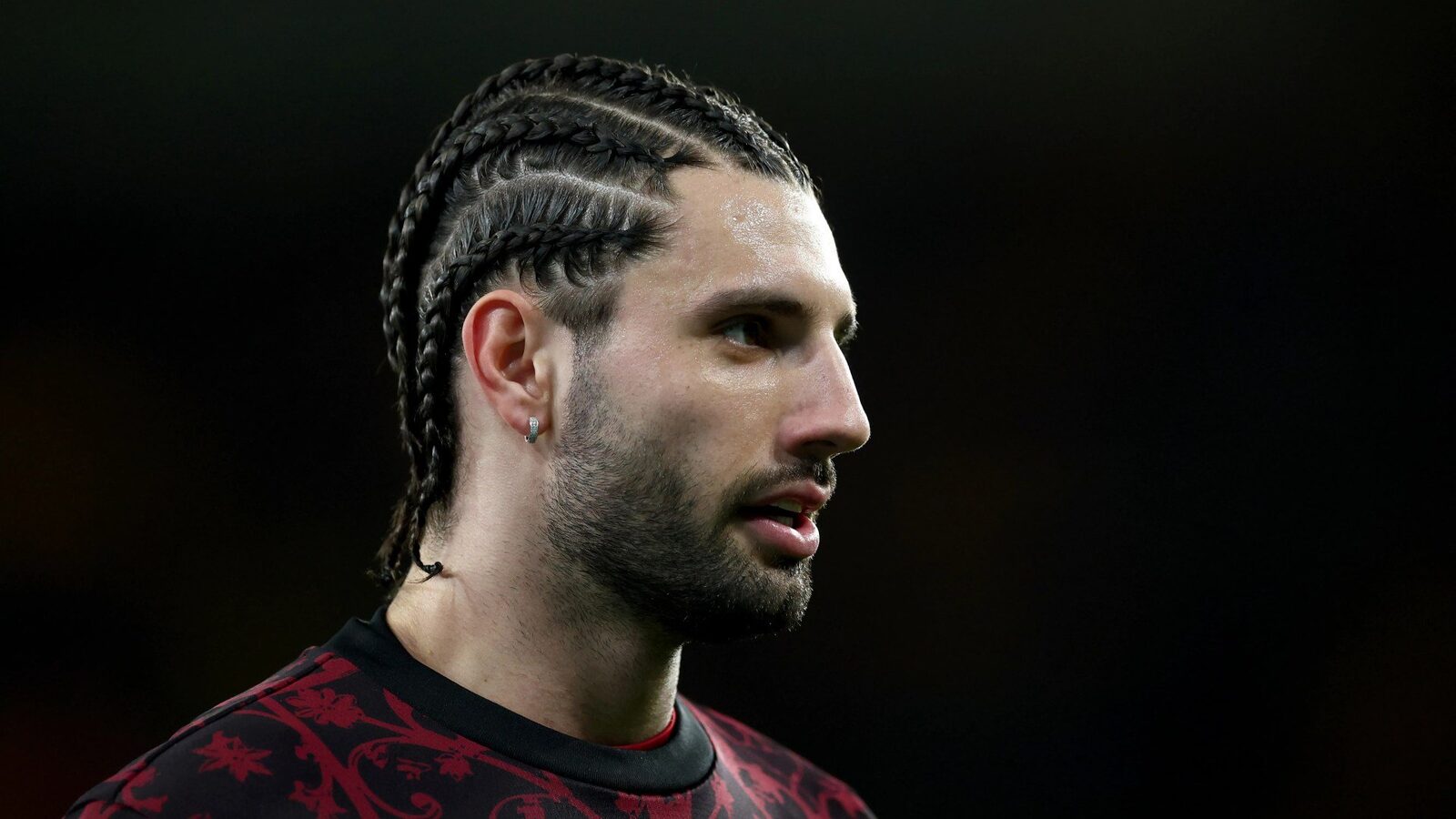 Szoboszlai surprinde cu o schimbare de look, stârnind controverse în rândul fanilor Mijlocașul lui Liverpool, Dominik Szoboszlai, a debutat cu o nouă coafură inedită cu ocazia meciului echipei sale împotriva celor de la Wolves