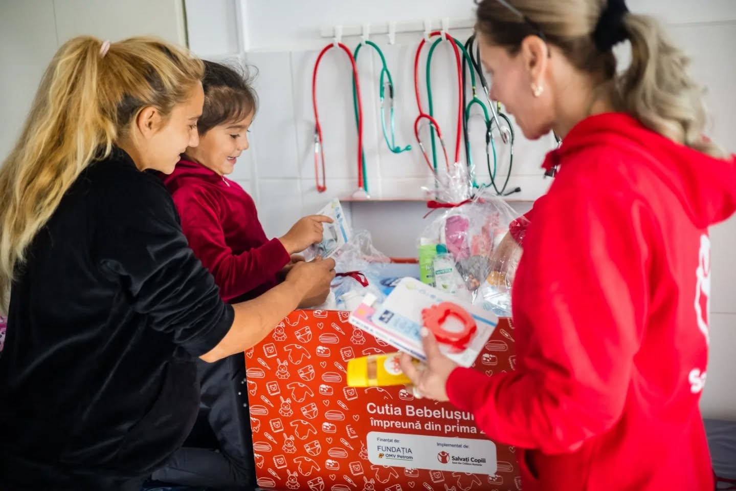 „Cutia Bebelușului” revine cu o nouă ediție, vizând reducerea mortalității infantile în România Organizația Salvați Copiii România, împreună cu Fundația OMV Petrom, lansează cea de-a treia ediție a programului „Cutia Bebelușului”