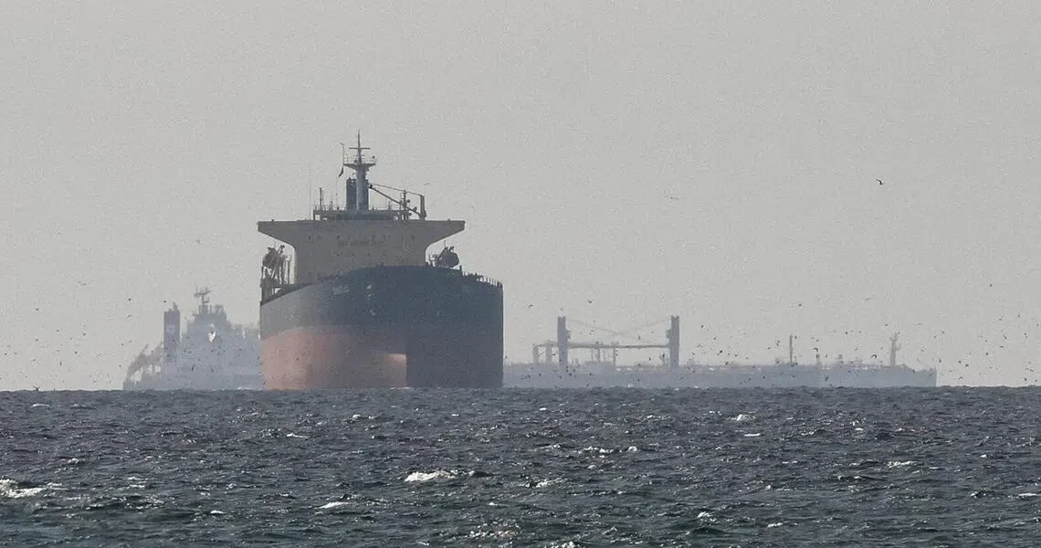 Oman evacuează terminalul petrolier Mina Al Fahal din cauza tensiunilor din regiune Mina Al Fahal, principalul terminal petrolier din Oman, a fost evacuat de toate navele, ca măsură de precauție
