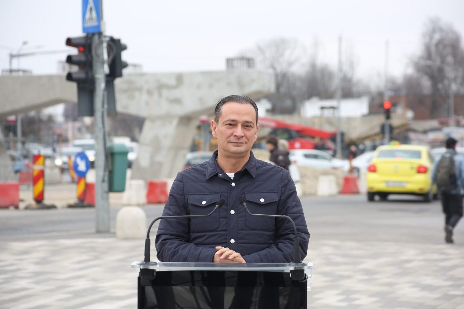 Pasajul Apărătorii Patriei: Lucrările continuă, dar legalitatea proiectului este contestată Primăria Sectorului 4 a anunțat începerea montării tablierului metalic al pasajului de la Apărătorii Patriei, un proiect de infrastructură important pentru fluidizarea traficului