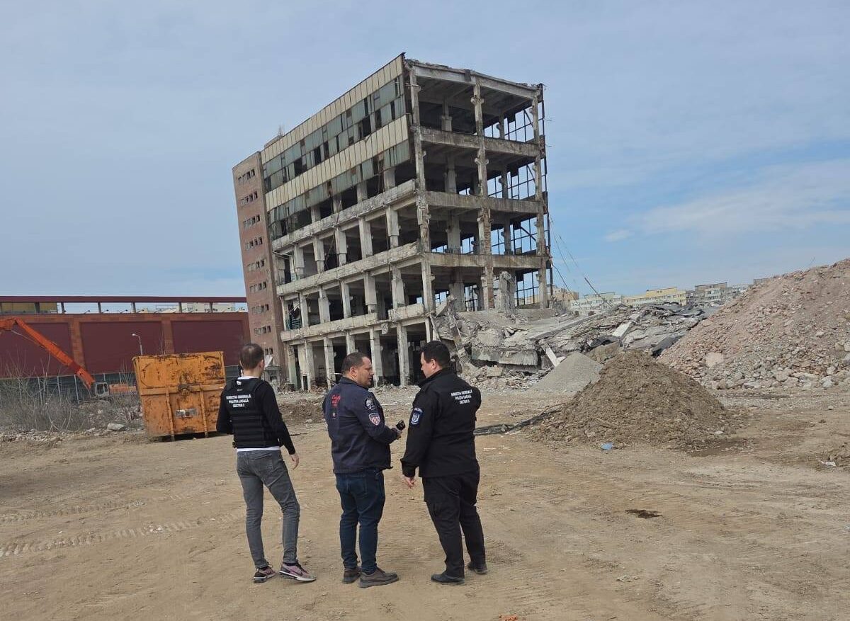 Amenzi usturătoare pentru demolările ilegale pe platforma Aversa O companie de construcții a fost amendată cu 10.000 de lei pentru demolarea fără autorizație a unei clădiri din Sectorul 2