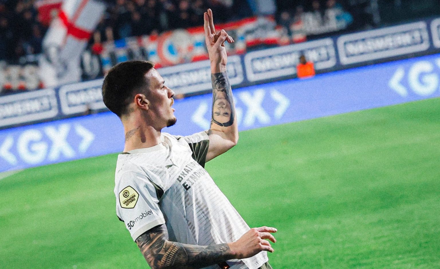 Dennis Man, din nou decisiv pentru PSV Eindhoven: A marcat gol în Cupa Olandei Internaționalul român Dennis Man a continuat seria evoluțiilor bune în tricoul lui PSV Eindhoven, marcând un gol important în semifinalele Cupei Olandei