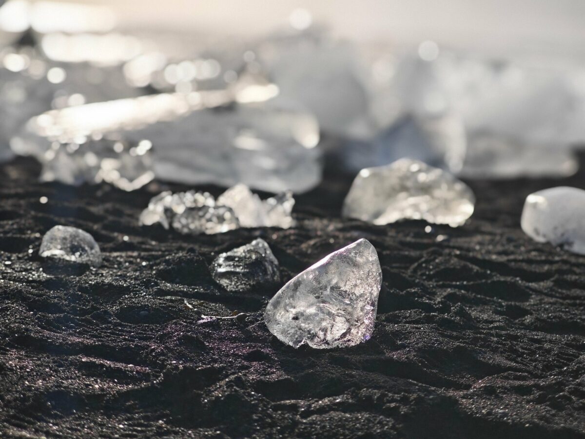 Chinezii au creat un diamant mai dur decât cel natural Cercetătorii chinezi au anunțat că au reușit să creeze în laborator mostre pure de lonsdaleit, un mineral cunoscut și sub numele de diamant hexagonal