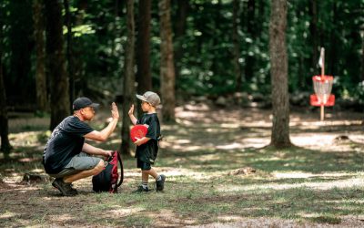 Disc golf, sportul care câștigă teren în România: de la parcuri la competiții internaționale Disc golf, o combinație între golf și frisbee, se profilează ca un sport cu potențial în România