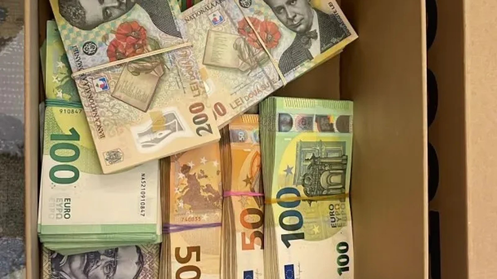 Sute de mii de euro, găsiți la domiciliul șefului ARR, într-un dosar de corupție Cristian Anton, șeful Autorității Rutiere Române (ARR), este vizat într-un dosar de corupție instrumentat de Direcția Națională Anticorupție (DNA)