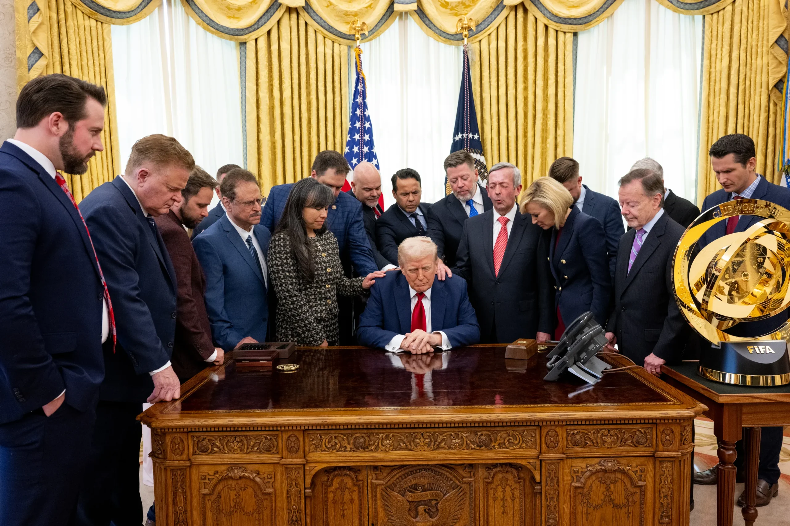 Trump, înconjurat de pastori, a primit rugăciuni pentru „înțelepciune” în vremurile dificile Fostul președinte american Donald Trump a fost implicat într-un moment de rugăciune publică alături de un grup de pastori, evenimentul generând reacții amestecate pe rețelele de socializare