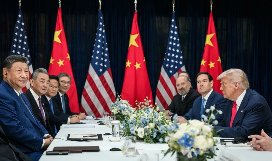 Pregătiri intense pentru summitul Trump-Xi: Comerțul și tensiunile geopolitice, pe agendă Secretarul Trezoreriei americane, Scott Bessent, și vicepremierul chinez He Lifeng, se vor întâlni la Paris, la sfârșitul săptămânii viitoare, pentru a pregăti summitul dintre președintele american Donald Trump și liderul chinez Xi Jinping, conform informațiilor obținute de Bloomberg