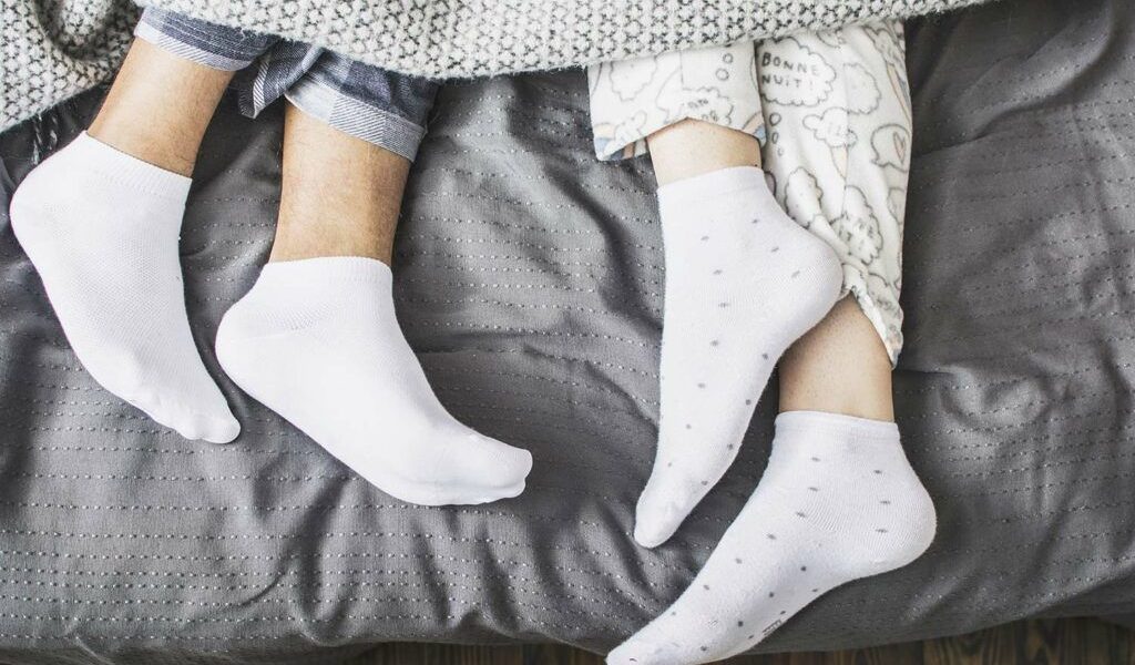 Șosetele la culcare: secretul unui somn mai bun, confirmat de știință Un truc simplu, la îndemâna oricui și cu potențialul de a îmbunătăți semnificativ calitatea somnului