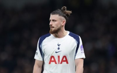 liverpool și tottenham se înfruntă într-un meci crucial din premier league Liverpool și Tottenham se întâlnesc într-un meci cu o miză importantă în Premier League