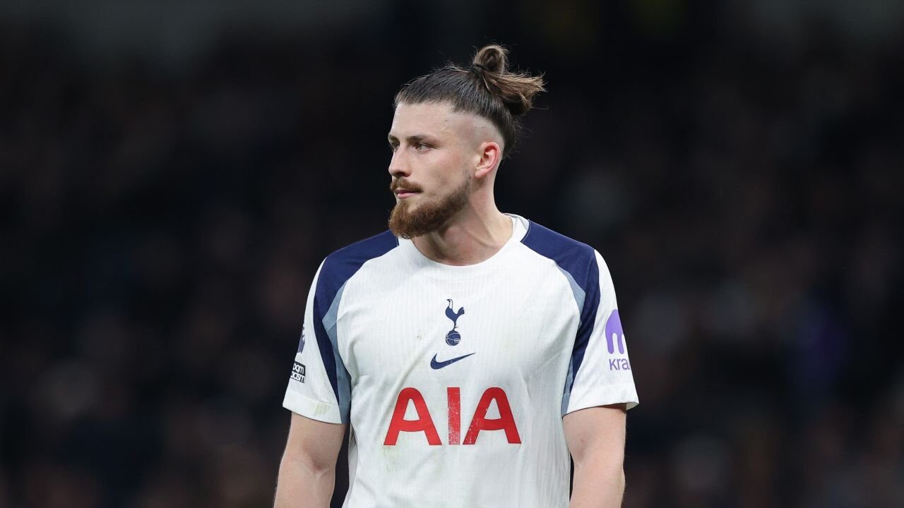 liverpool și tottenham se înfruntă într-un meci crucial din premier league Liverpool și Tottenham se întâlnesc într-un meci cu o miză importantă în Premier League