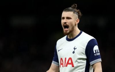 Etapa cu numărul 30 din Premier League, în direct pe Voyo, a debutat cu meciuri spectaculoase și cu miză mare, mai ales în contextul luptei pentru titlu