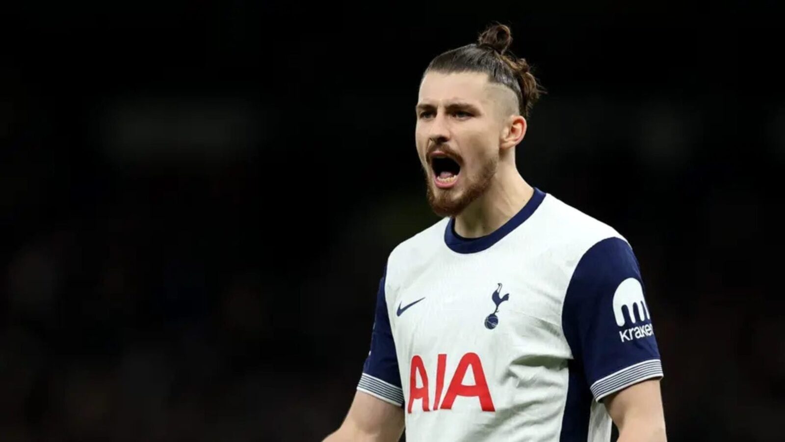 Etapa cu numărul 30 din Premier League, în direct pe Voyo, a debutat cu meciuri spectaculoase și cu miză mare, mai ales în contextul luptei pentru titlu