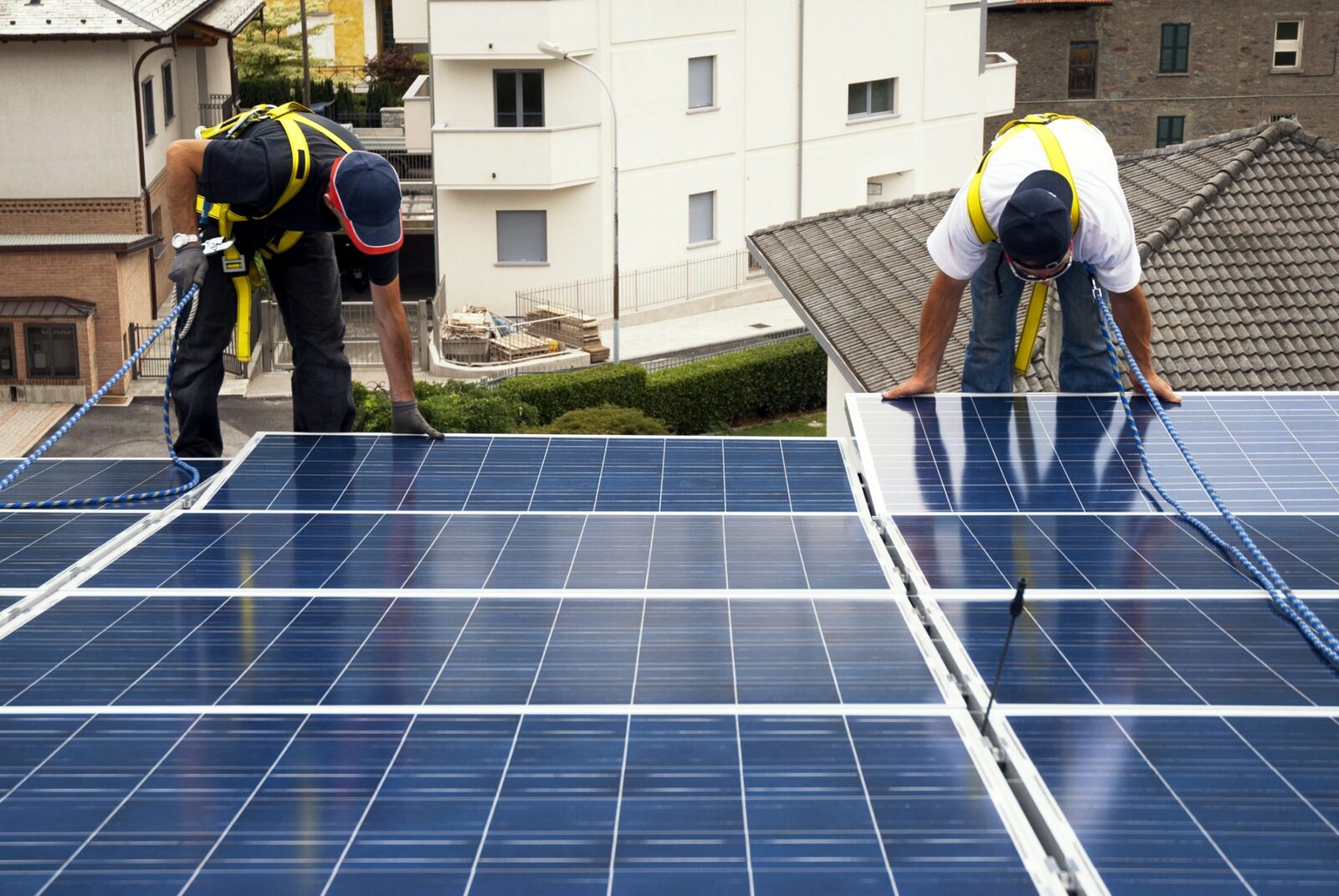 Numărul prosumatorilor crește rapid, tot mai mulți alegând să stocheze energia produsă București – Piața energiei regenerabile din România este în plină expansiune, iar prosumatorii, cei care produc și consumă energie electrică, joacă un rol din ce în ce mai important