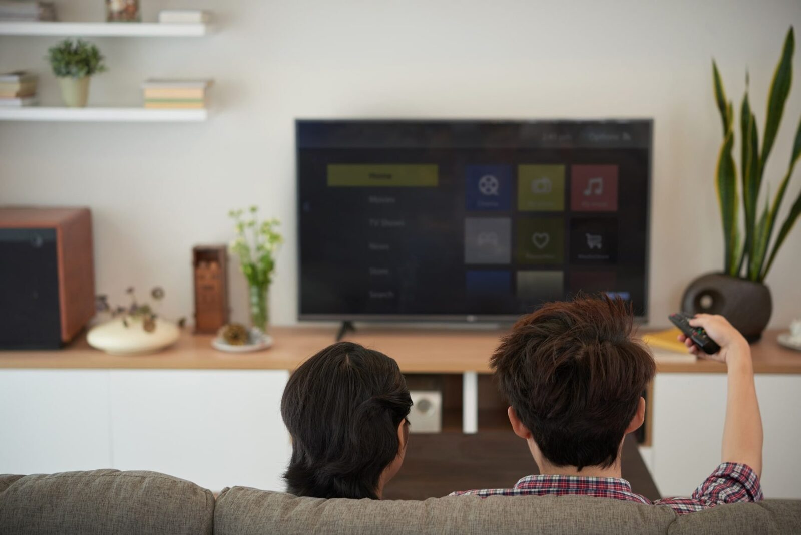 Gigantii media europeni cer Uniunii Europene să reglementeze mai strict platformele Google, Amazon, Apple și Samsung Cele mai mari companii media din Europa, inclusiv nume precum Canal+, RTL, Mediaset, ITV, Paramount+, NBCUniversal, Walt Disney, Warner Bros Discovery, Sky și TF1 Groupe, fac apel la Uniunea Europeană să impună reglementări mai stricte asupra televizoarelor smart și asistenților inteligenți dezvoltați de giganții tehnologici Google, Amazon, Apple și Samsung