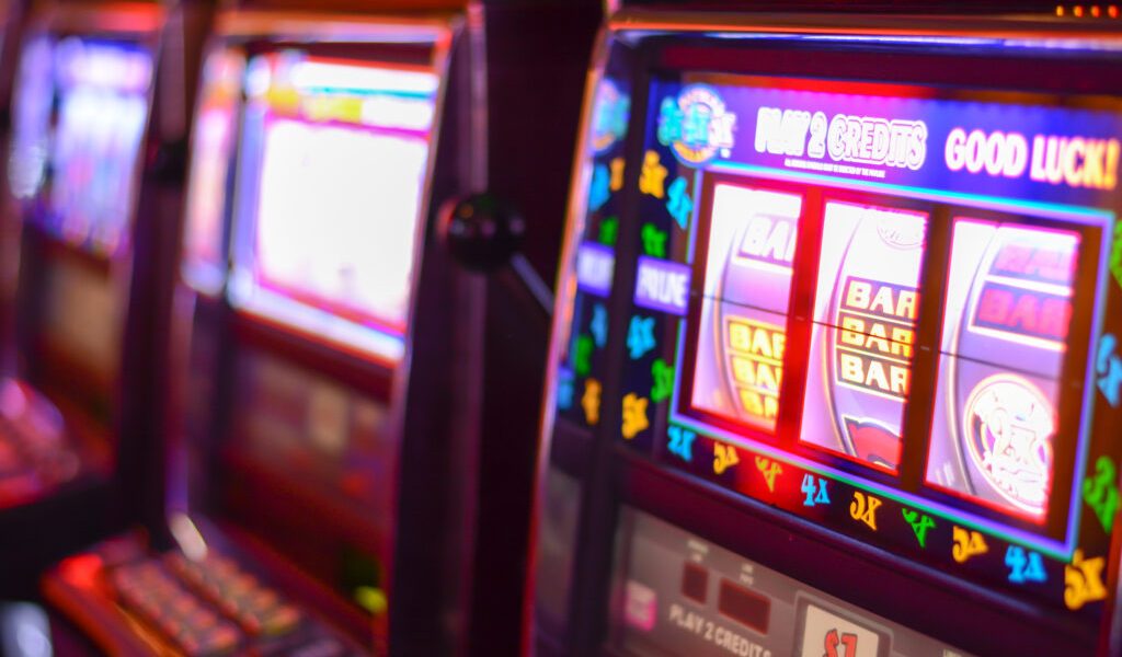 Păcănelele, eliminate din Bacău: Primăria interzice noile autorizații pentru sălile de jocuri Municipiul Bacău se pregătește să interzică sălile cu aparate de jocuri de noroc, cunoscute sub numele de „păcănele”