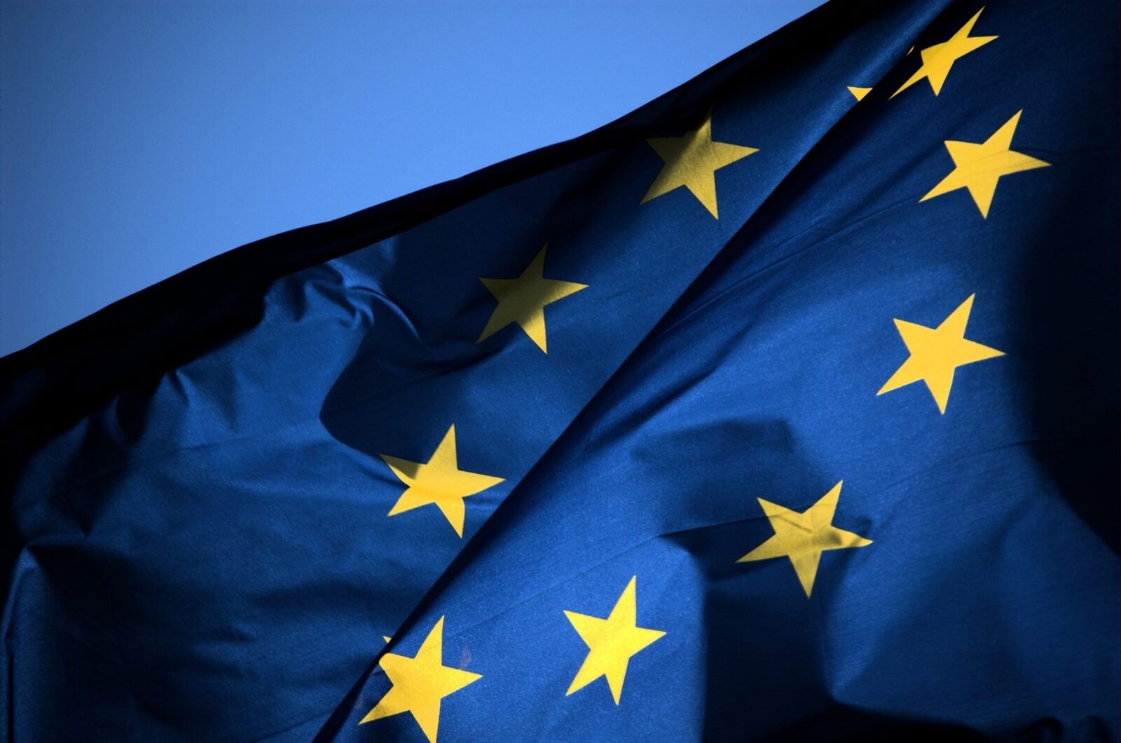 Primarul din Carcassonne a înlocuit drapelul UE cu steagul Franței Într-un gest cu puternice implicații simbolice, Christophe Barthès, proaspăt ales primar al orașului francez Carcassonne, a înlăturat drapelul Uniunii Europene de pe clădirea primăriei