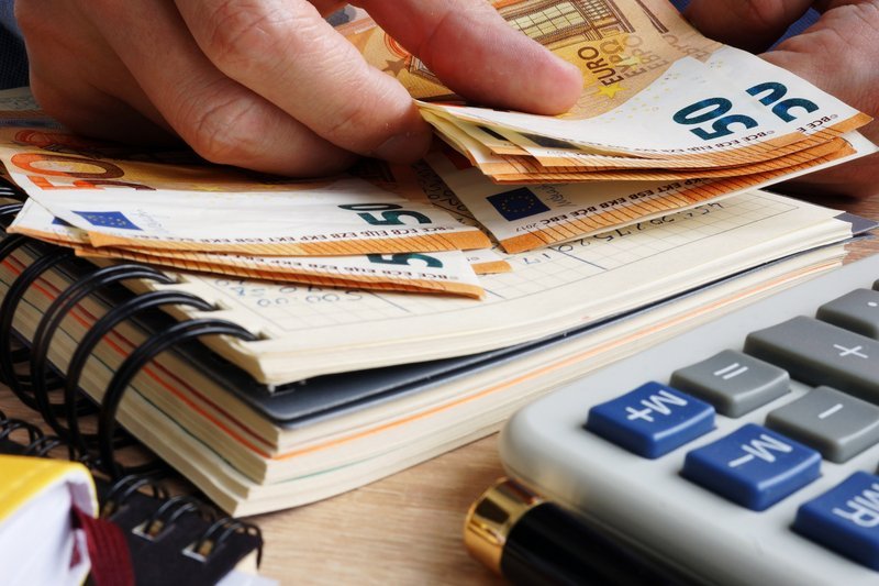 Creșterea pragului pentru mijloacele fixe afectează proiectele europene ale firmelor românești O măsură guvernamentală, parte a unui pachet de relansare economică, riscă să producă efecte nedorite asupra firmelor mici și mijlocii din România