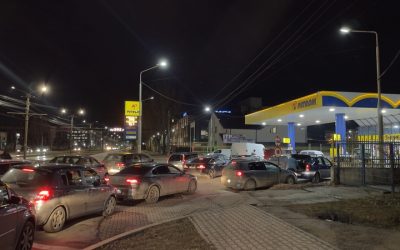 Panică la pompe: Vânzările de carburanți au crescut semnificativ, în timp ce prețurile urcă Românii se înghesuie la benzinării, pe fondul scumpirii carburanților și al temerilor legate de noi creșteri de prețuri