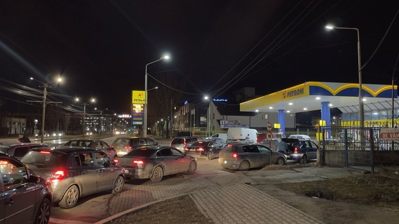 Panică la pompe: Vânzările de carburanți au crescut semnificativ, în timp ce prețurile urcă Românii se înghesuie la benzinării, pe fondul scumpirii carburanților și al temerilor legate de noi creșteri de prețuri