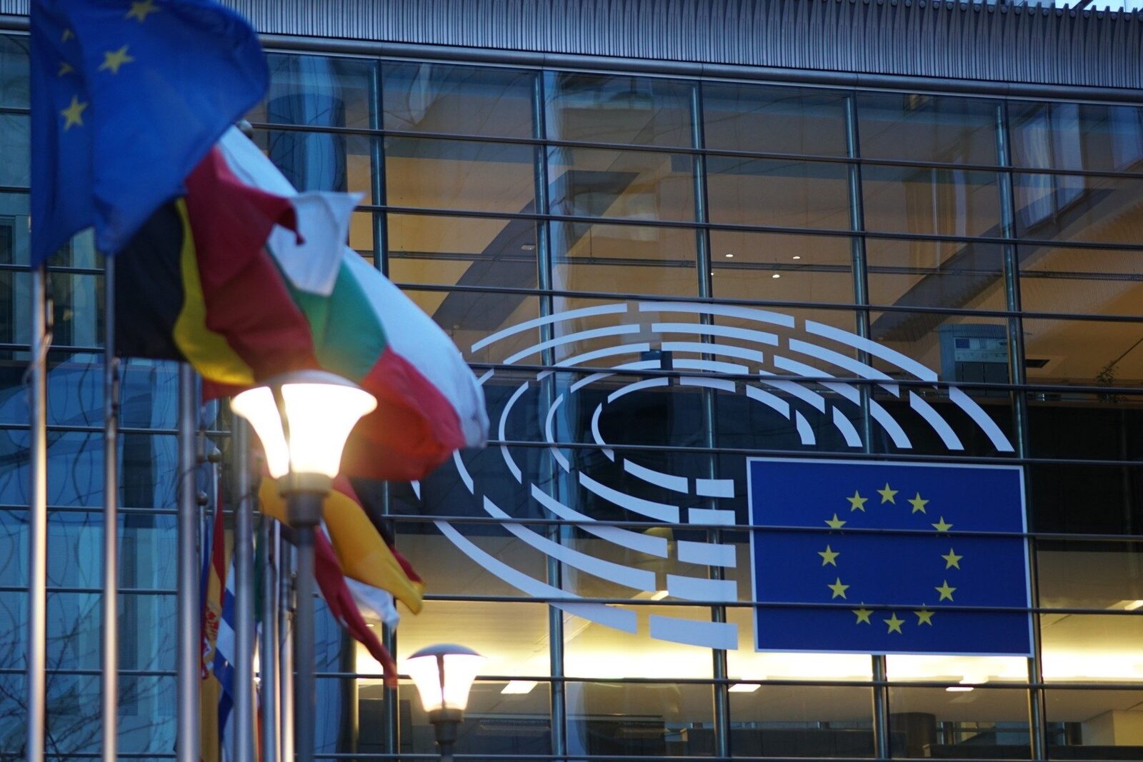 UE cere statelor membre pregătiri pentru criza energetică, pe fondul tensiunilor din Orientul Mijlociu Bruxelles-ul solicită statelor membre ale Uniunii Europene să se pregătească pentru posibile perturbări ale aprovizionării cu petrol și produse petroliere rafinate