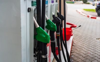 Prețurile carburanților continuă să crească: Benzina premium depășește 9 lei pe litru Prețul benzinei și motorinei a crescut din nou joi dimineață în România, alimentând îngrijorările legate de o posibilă ieșire a acestora din sfera de prețuri accesibile