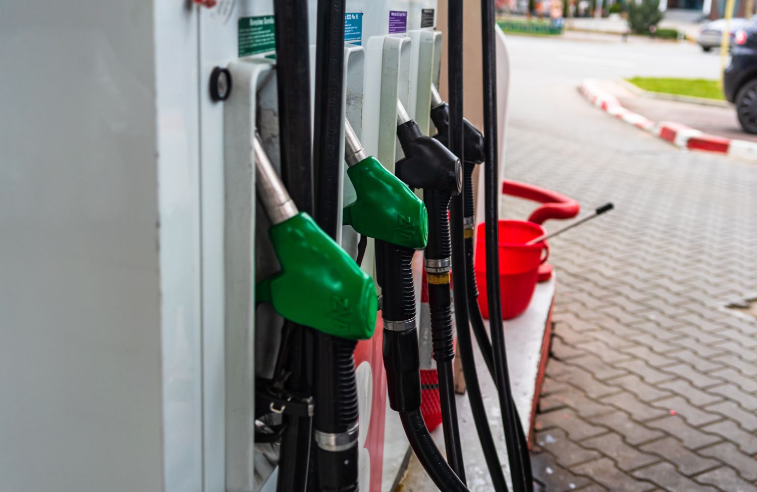 Prețurile carburanților continuă să crească: Benzina premium depășește 9 lei pe litru Prețul benzinei și motorinei a crescut din nou joi dimineață în România, alimentând îngrijorările legate de o posibilă ieșire a acestora din sfera de prețuri accesibile