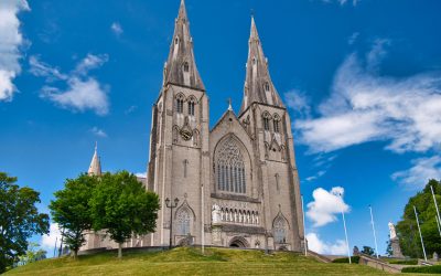 Ziua Sfântului Patrick, sărbătorită anual pe 17 martie în întreaga lume, capătă o dimensiune aparte în Irlanda de Nord, unde pelerinii și turiștii pot explora traseul „Saint Patrick’s Way”, un drum de drumeție de 132 de kilometri care leagă locuri importante din viața sfântului patron al Irlandei