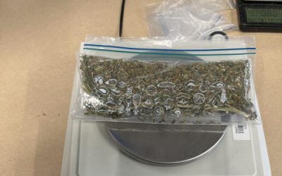 Adolescenți din Noua Zeelandă, pățiți de un rucsac uitat cu droguri și bani la un magazin de caritate Un cuplu de adolescenți din Noua Zeelandă au avut parte de o surpriză neplăcută după ce au uitat un rucsac plin cu marijuana și bani într-o zonă de donații a unui magazin de caritate