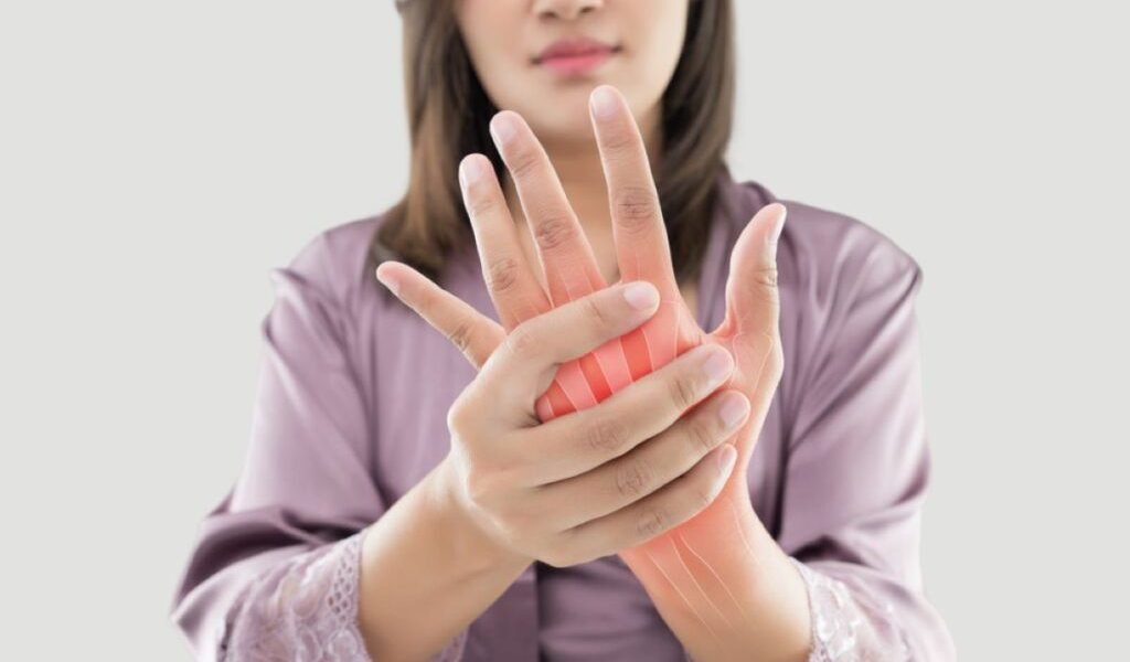 Durerile articulare în menopauză: Cum să le gestionezi și de ce apar Menopauza, o etapă naturală în viața unei femei, aduce cu sine o serie de schimbări, adesea însoțite de simptome care pot afecta calitatea vieții