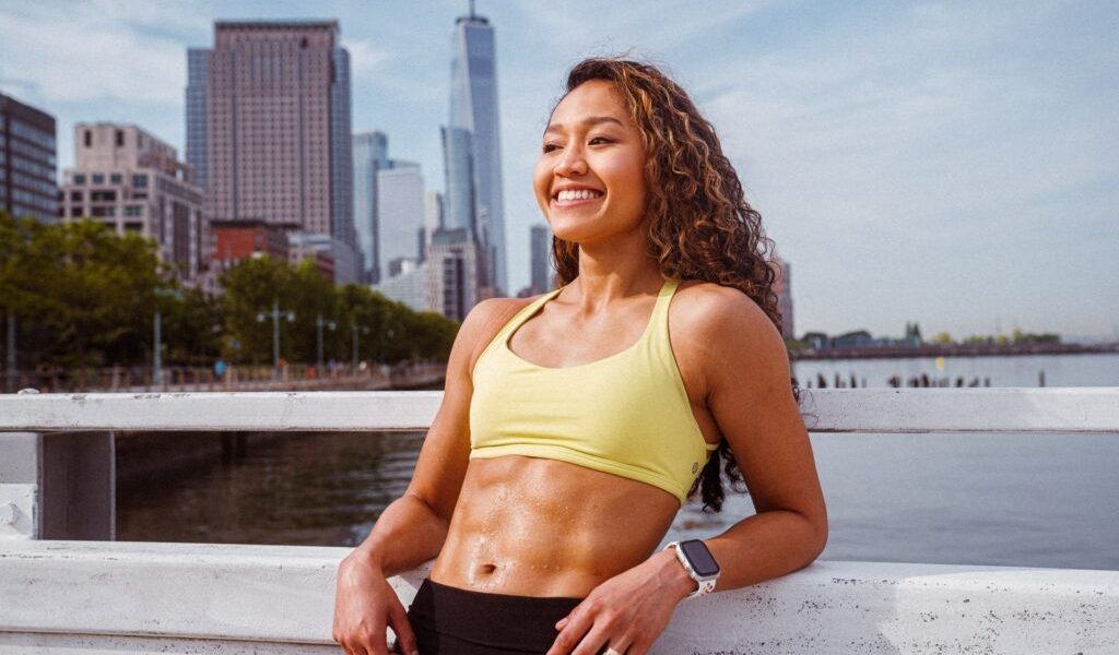 O simplă vestă ponderată ar putea fi cheia pentru oase puternice și un metabolism echilibrat, mai ales după 50 de ani Un studiu recent sugerează că purtarea unei veste ponderate, combinată cu exerciții fizice simple, poate preveni pierderea densității osoase și poate îmbunătăți sensibilitatea la insulină în rândul femeilor aflate la menopauză