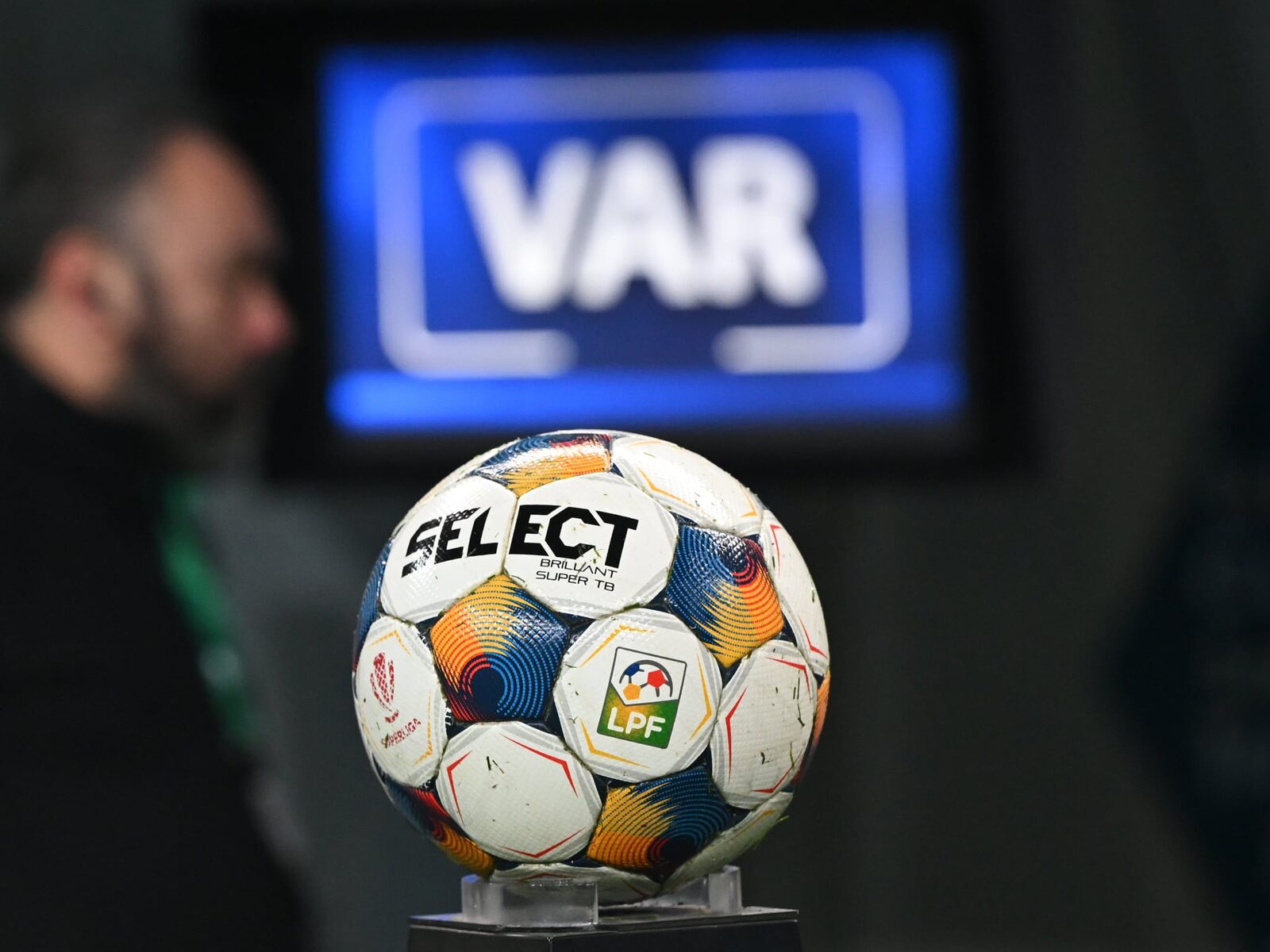 Schimbare neașteptată la FC Botoșani: Leo Grozavu, demis, Marius Croitoru, posibil înlocuitor FC Botoșani a ratat calificarea în play-off-ul SuperLigii României, iar conducerea clubului a luat o decizie surprinzătoare: antrenorul Leo Grozavu a fost demis
