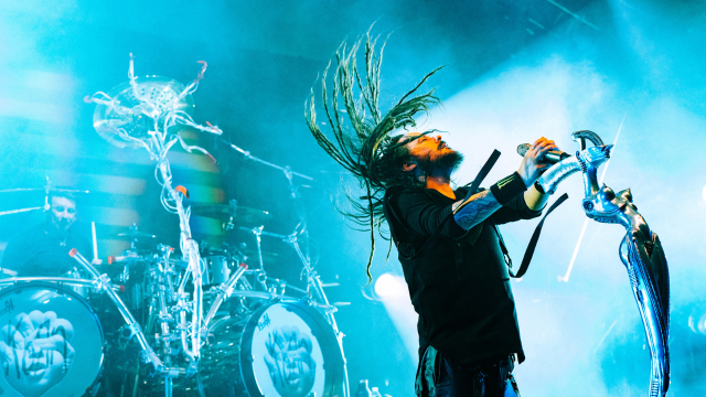 Korn, trupa de nu-metal, revine în atenția publicului datorită unui trend viral pe TikTok, generat de o coregrafie pe piesa „Freak On A Leash” O combinație neașteptată a cucerit internetul