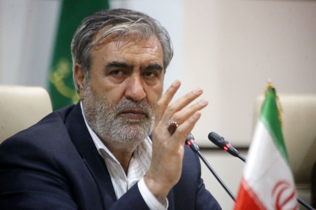 Iranul amenință Ucraina cu atacuri, invocând dreptul la autoapărare Președintele Comisiei pentru securitate națională și politică externă din parlamentul iranian, Ebrahim Azizi, a avertizat sâmbătă că Iranul ar putea ataca Ucraina, susținând că aceasta a devenit o „țintă legitimă”