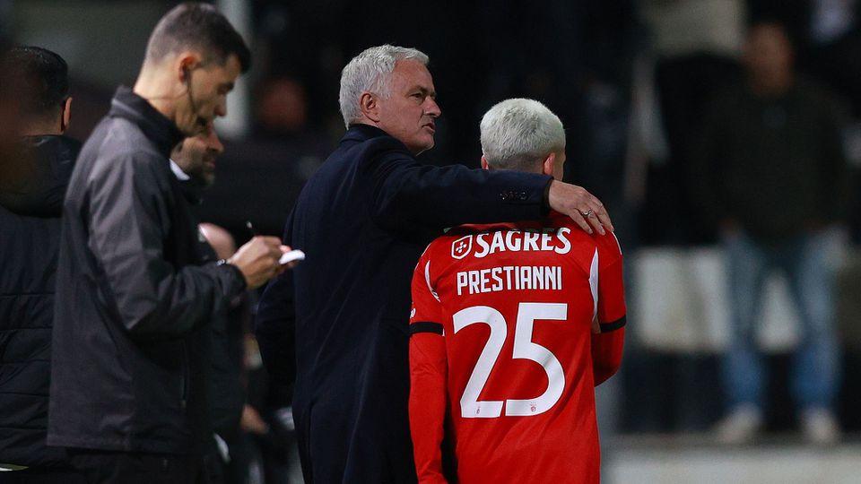 Gil Vicente – Benfica: Duel de foc încheie etapa din Liga Portugal Meciul dintre Gil Vicente și Benfica încheie etapa a 24-a a Ligii Portugal, o confruntare așteptată cu sufletul la gură de fanii fotbalului