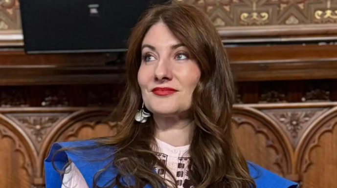 Româncă, pe primul loc la examenul de rezidențiat în Spania: Suspecții de fraudă apar după rezultatul-record Elena Bianca Ciobanu, un medic de origine română în vârstă de 41 de ani, a obținut primul loc la examenul MIR din 2026, testul național spaniol pentru admiterea la rezidențiat